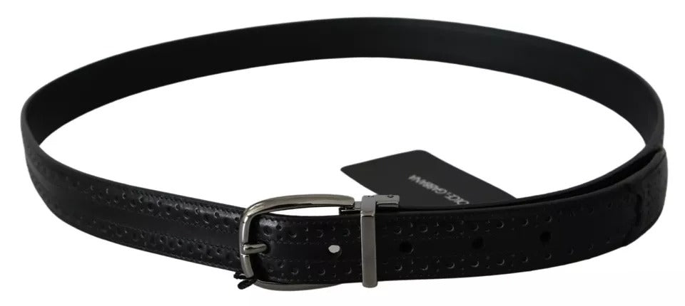 Cinturón clásico de cuero negro con hebilla de metal plateado