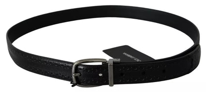 Cinturón clásico de cuero negro con hebilla de metal plateado