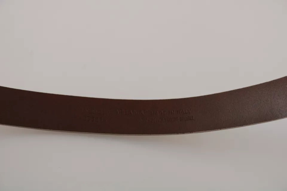 Cinturón de cuero con hebilla dorada color crema beige