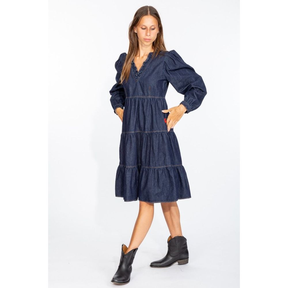 Elegante vestido acampanado de mezclilla azul oscuro