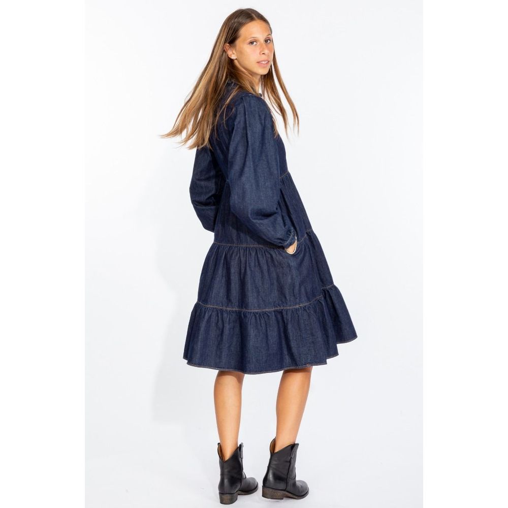 Elegante vestido acampanado de mezclilla azul oscuro