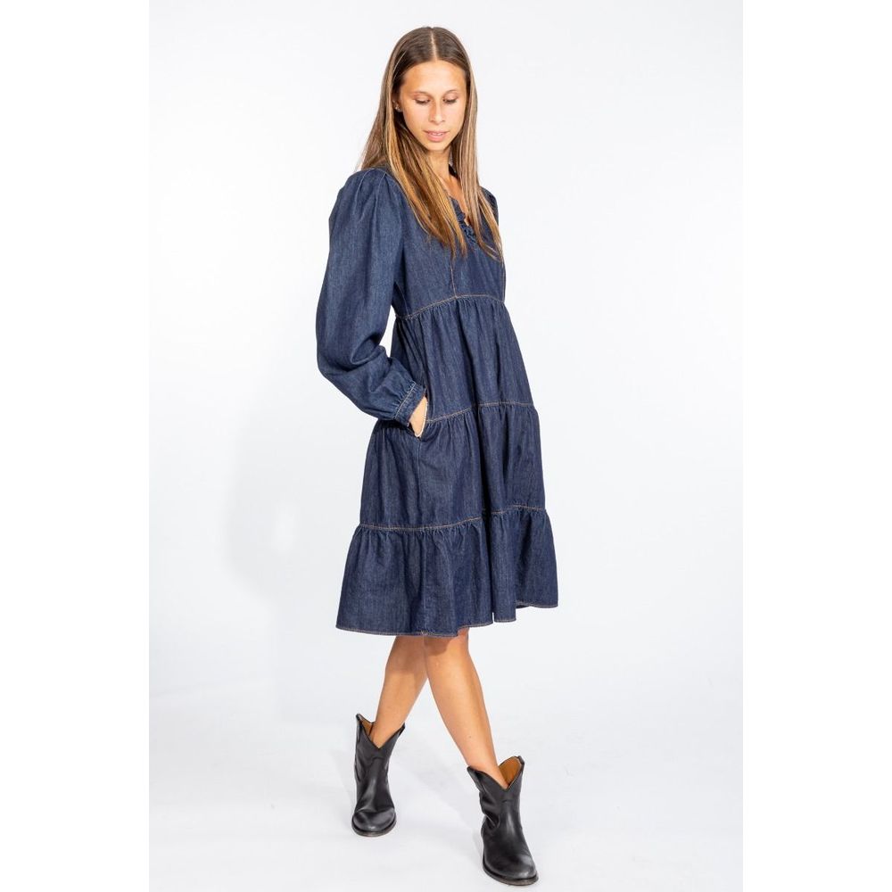 Elegante vestido acampanado de mezclilla azul oscuro