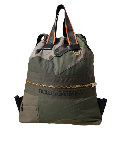 Mochila con parches de color verde militar