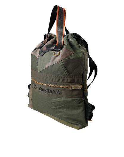 Mochila con parches de color verde militar