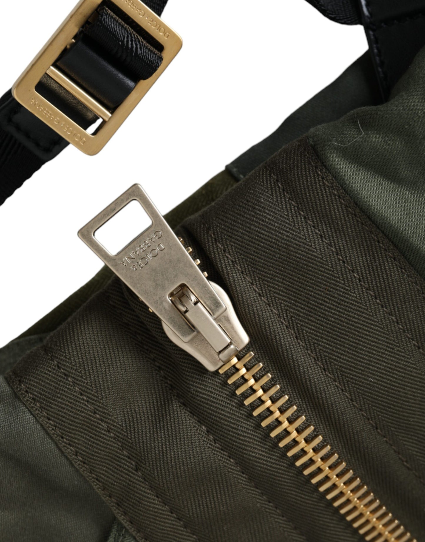Mochila con parches de color verde militar