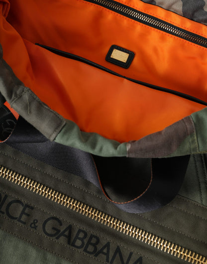 Mochila con parches de color verde militar