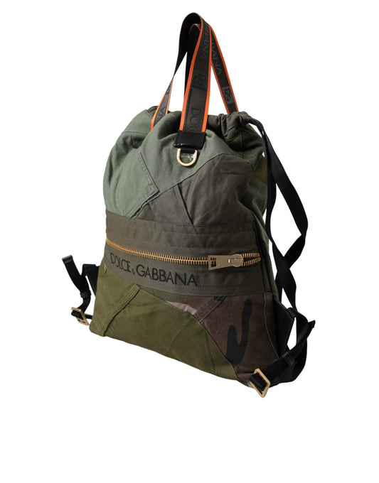 Mochila con parches de color verde militar