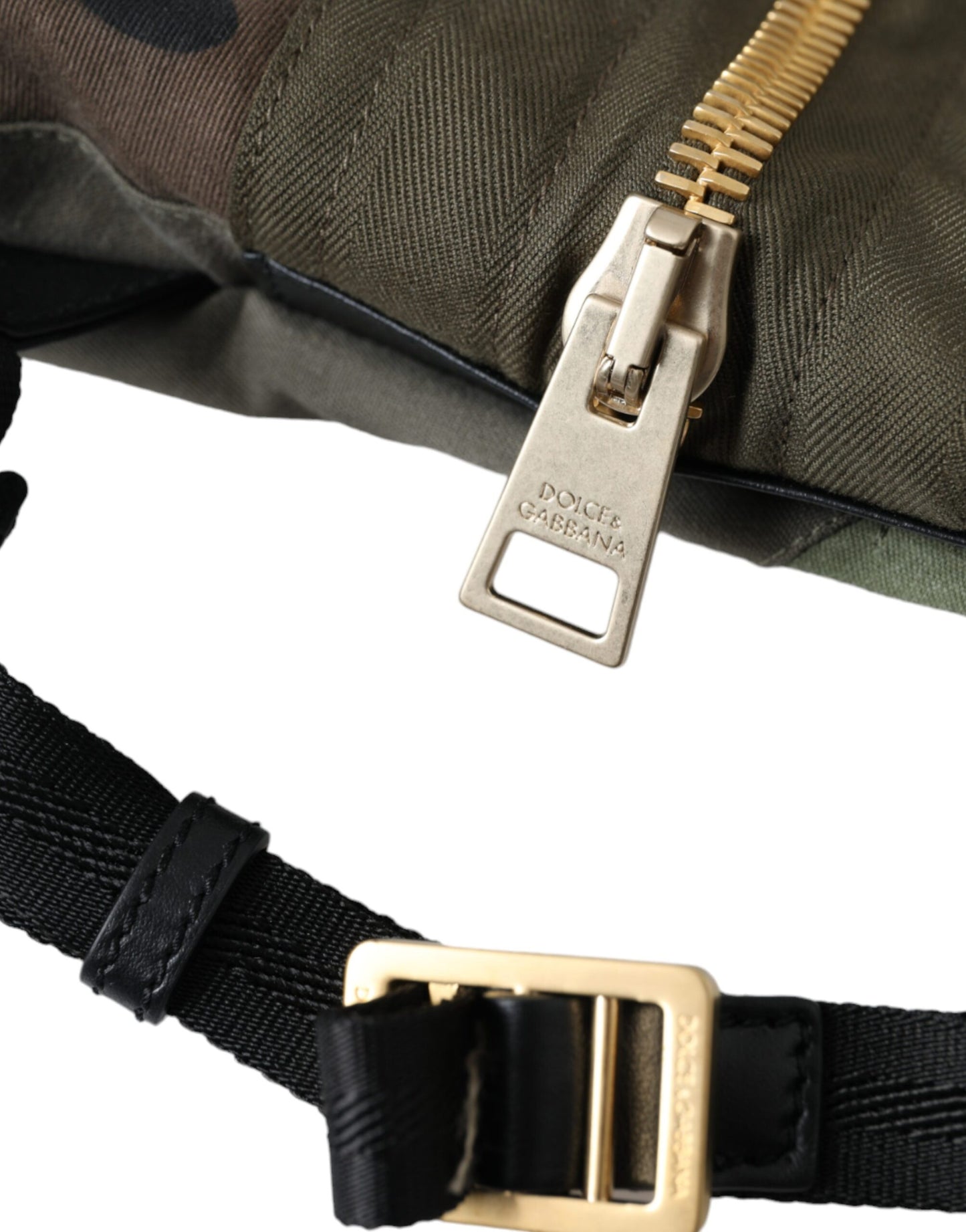 Mochila con parches de color verde militar
