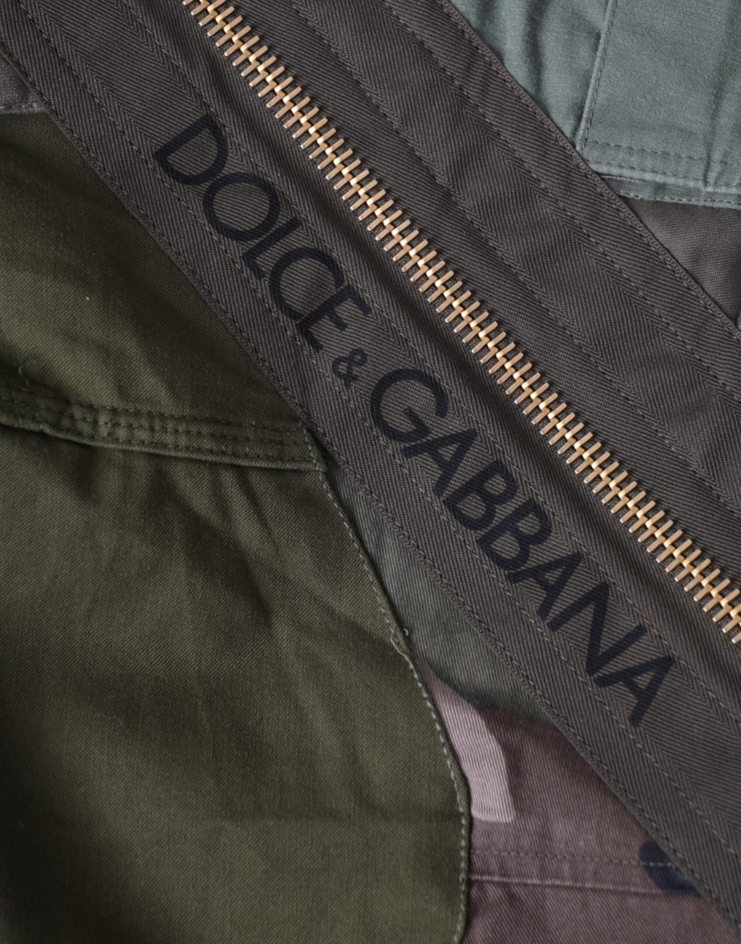 Mochila con parches de color verde militar