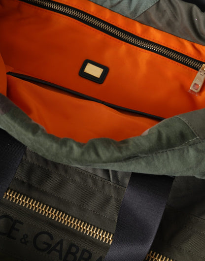 Mochila con parches de color verde militar