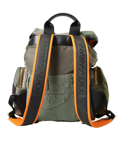 Mochila con parches de color verde militar