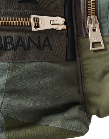 Mochila con parches de color verde militar