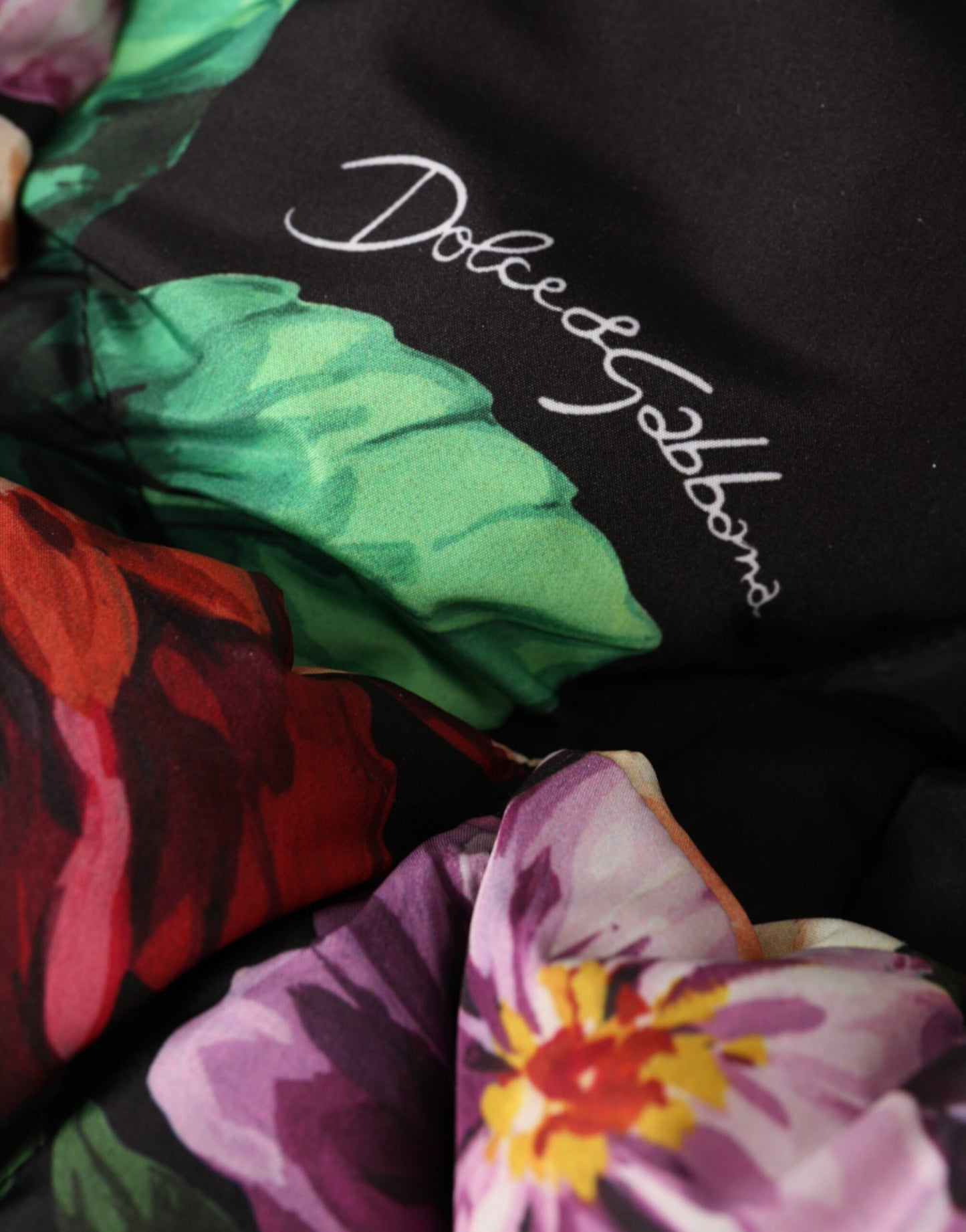Gorro envolvente con estampado floral negro