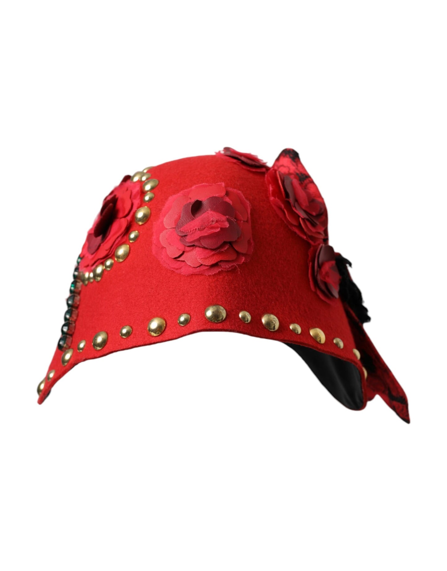 Broche con rosas doradas y cristales rojos adornado con sombrero