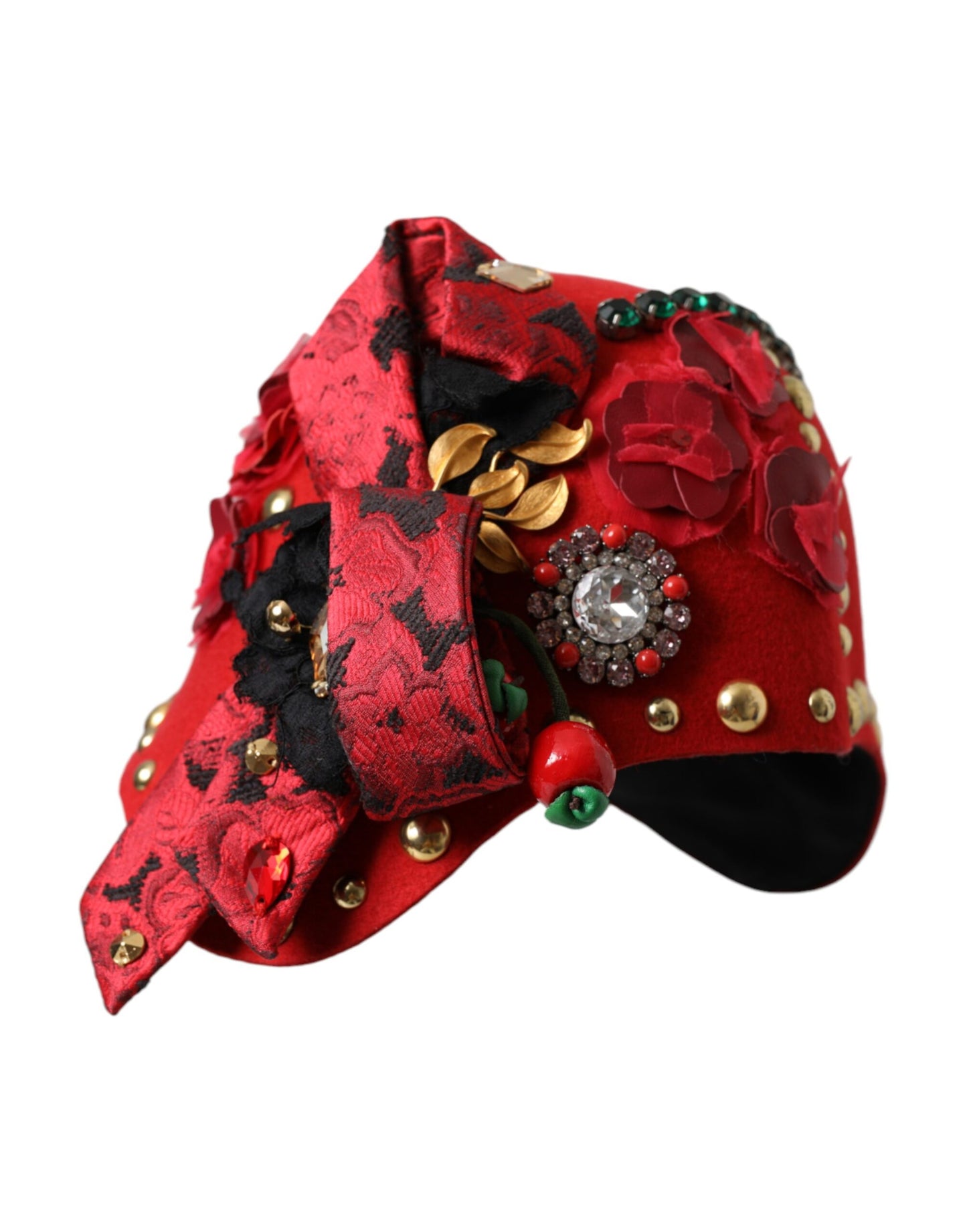 Broche con rosas doradas y cristales rojos adornado con sombrero