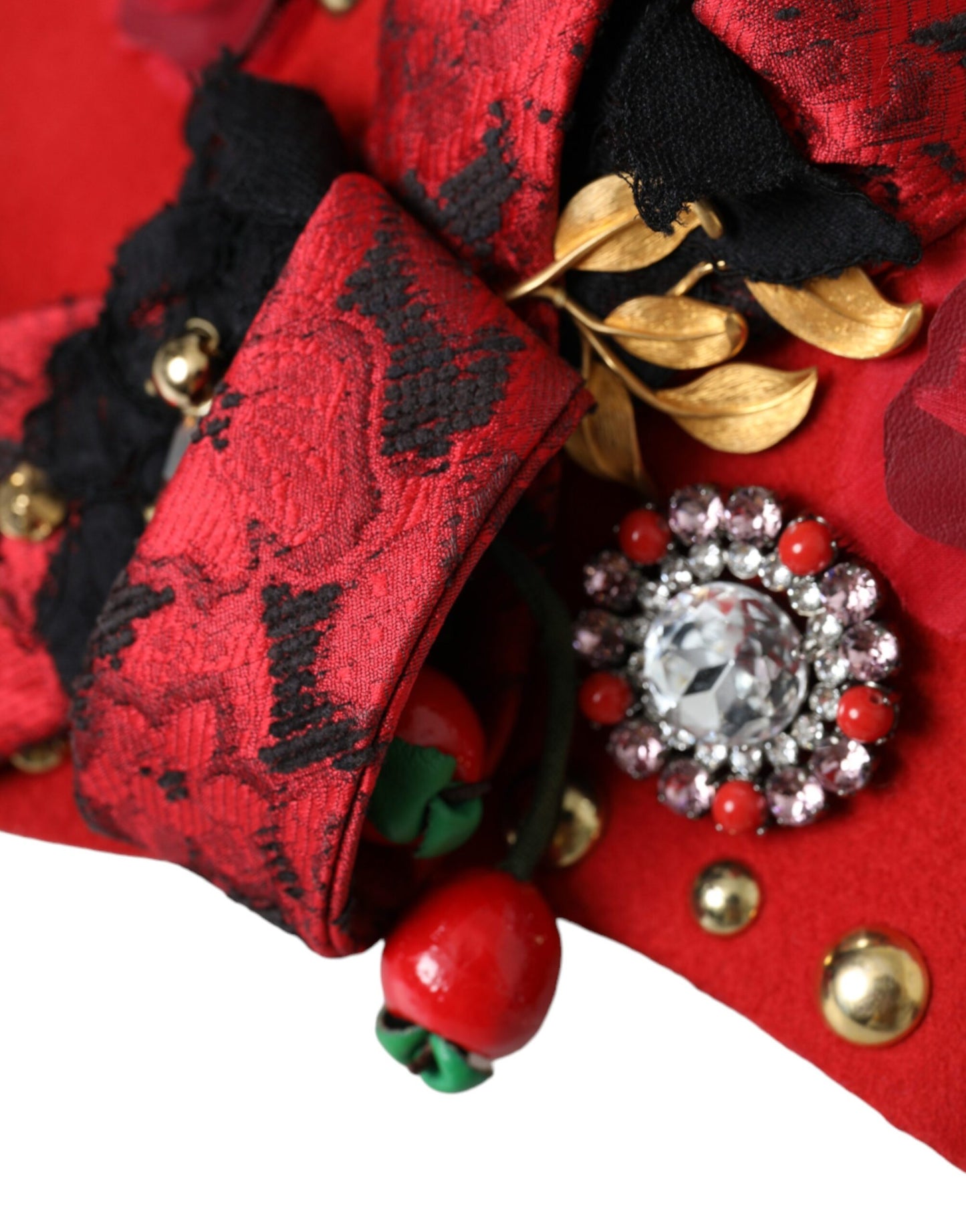 Broche con rosas doradas y cristales rojos adornado con sombrero