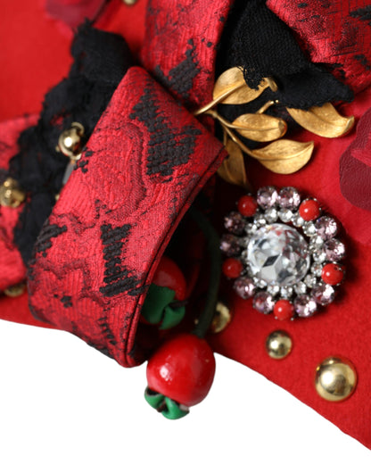 Broche con rosas doradas y cristales rojos adornado con sombrero