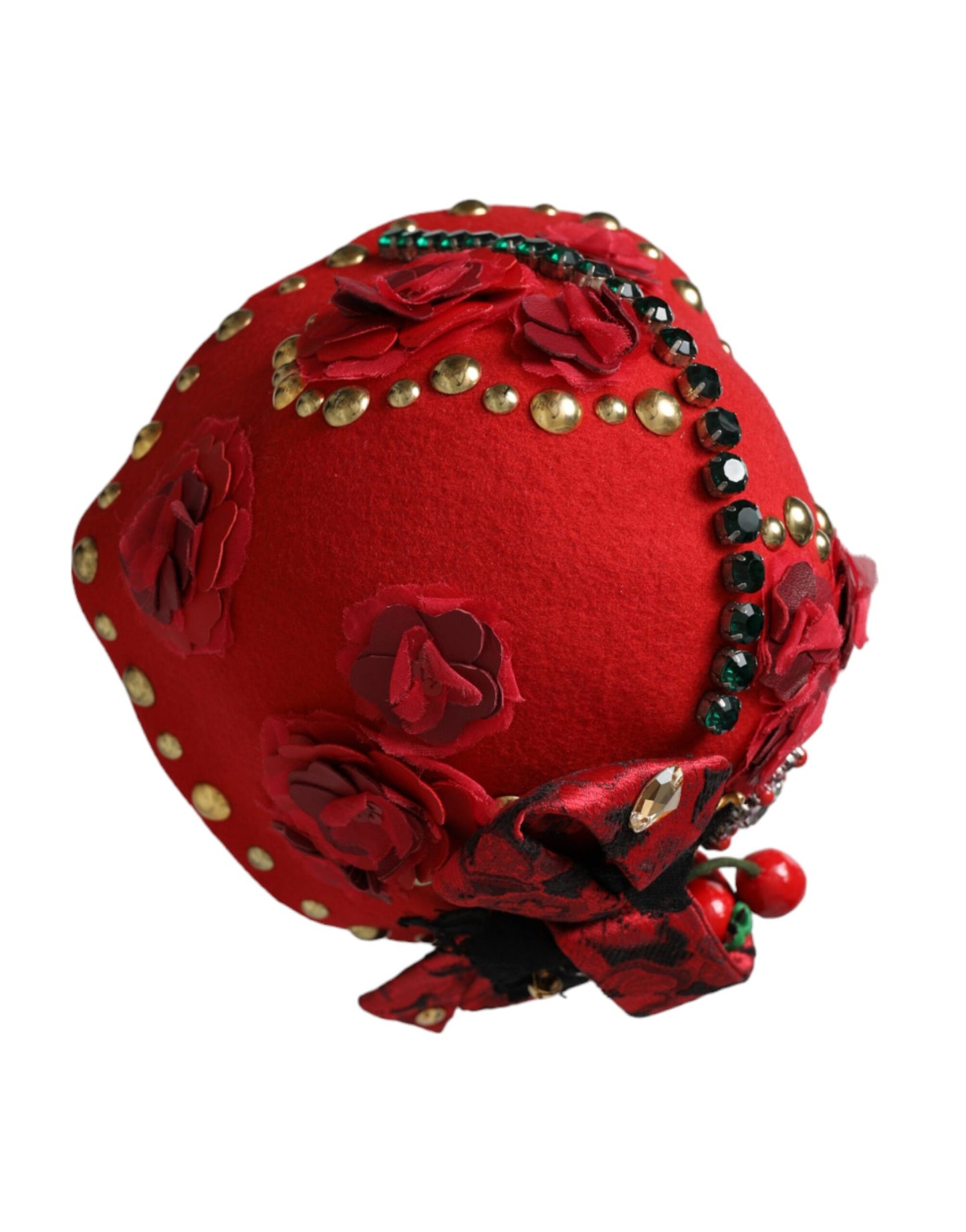 Broche con rosas doradas y cristales rojos adornado con sombrero