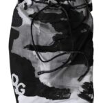 Traje de baño corto con estampado de camuflaje multicolor y logotipo de DG