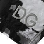 Traje de baño corto con estampado de camuflaje multicolor y logotipo de DG