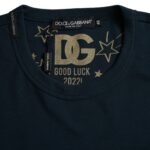 Camiseta de algodón azul oscuro con cuello redondo y manga corta