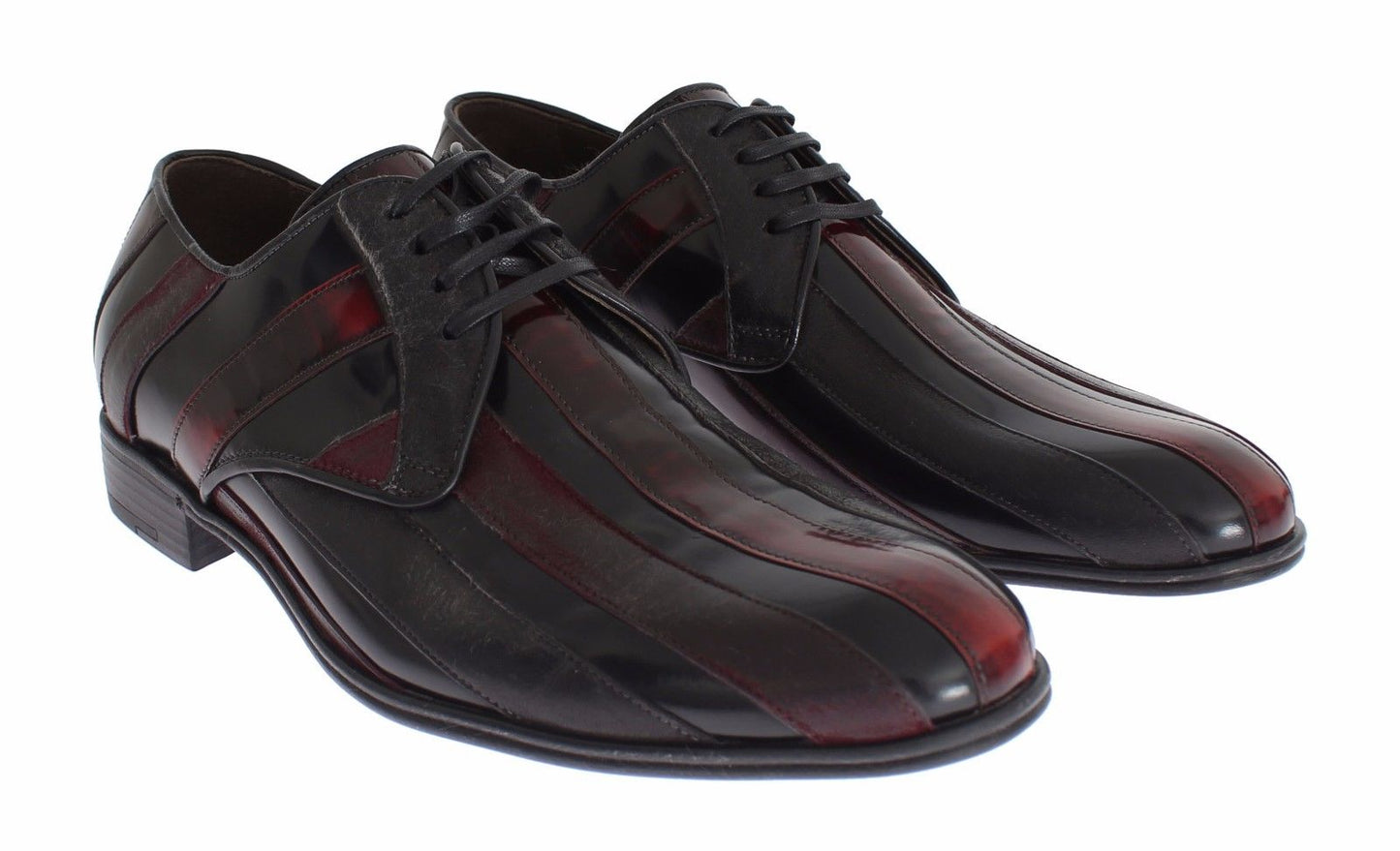 Elegantes zapatos de vestir de cuero con rayas burdeos negras