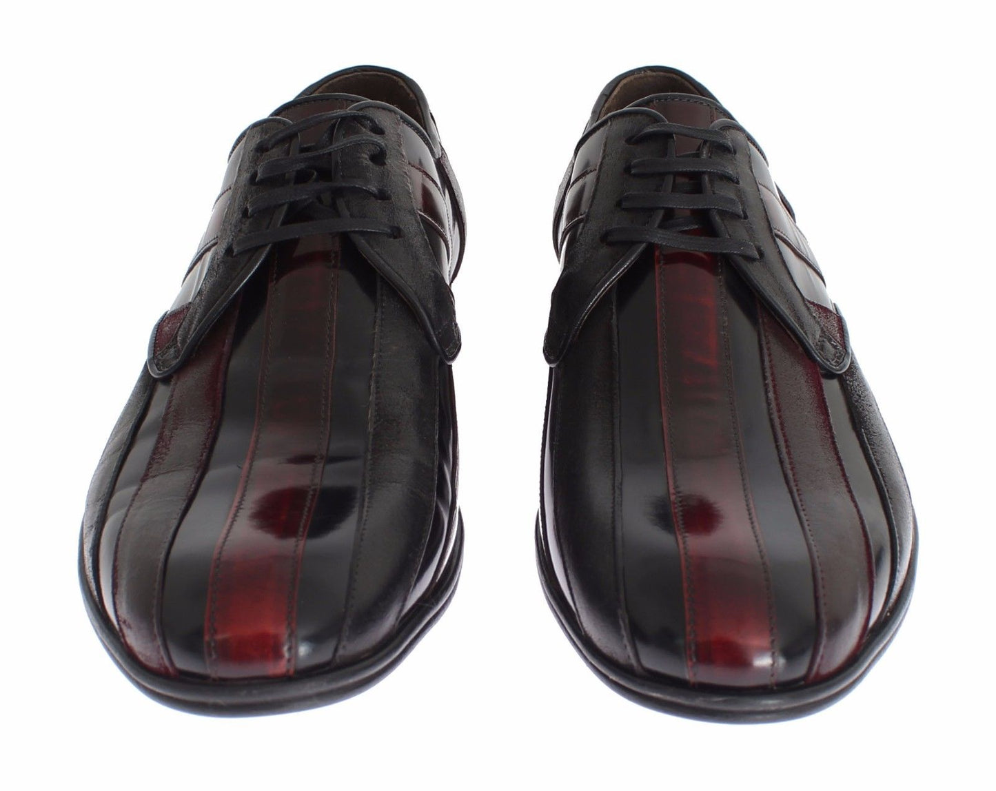 Elegantes zapatos de vestir de cuero con rayas burdeos negras
