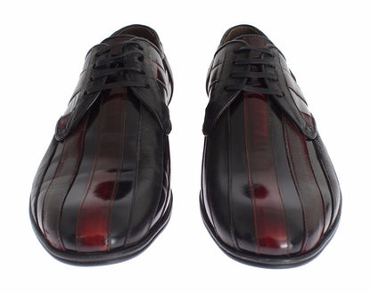 Elegantes zapatos de vestir de cuero con rayas burdeos negras