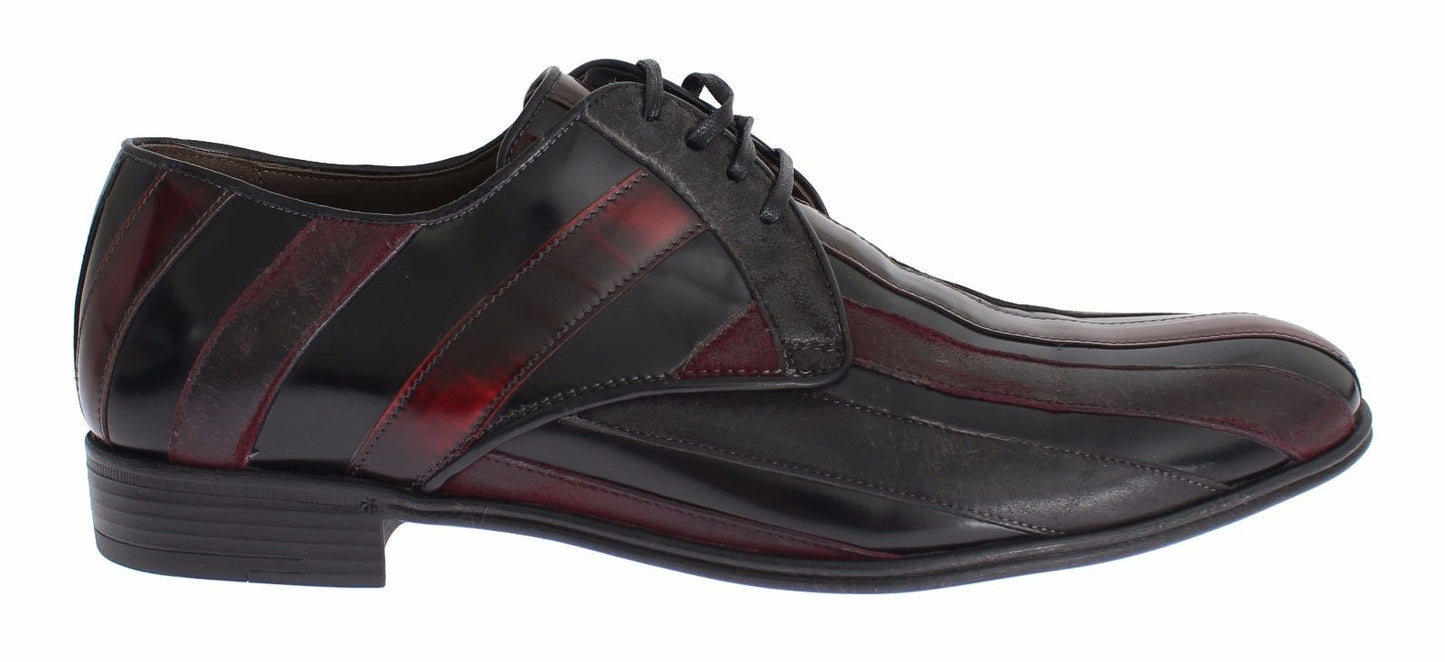 Elegantes zapatos de vestir de cuero con rayas burdeos negras