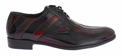 Elegantes zapatos de vestir de cuero con rayas burdeos negras