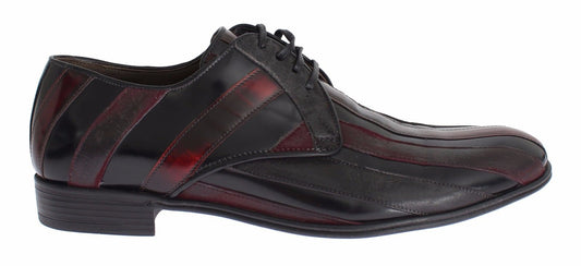 Elegantes zapatos de vestir de cuero con rayas burdeos negras