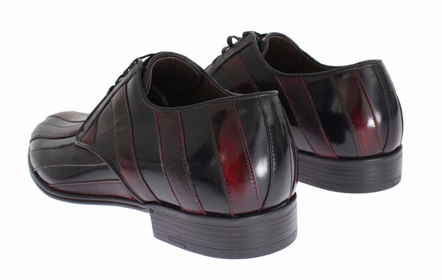 Elegantes zapatos de vestir de cuero con rayas burdeos negras