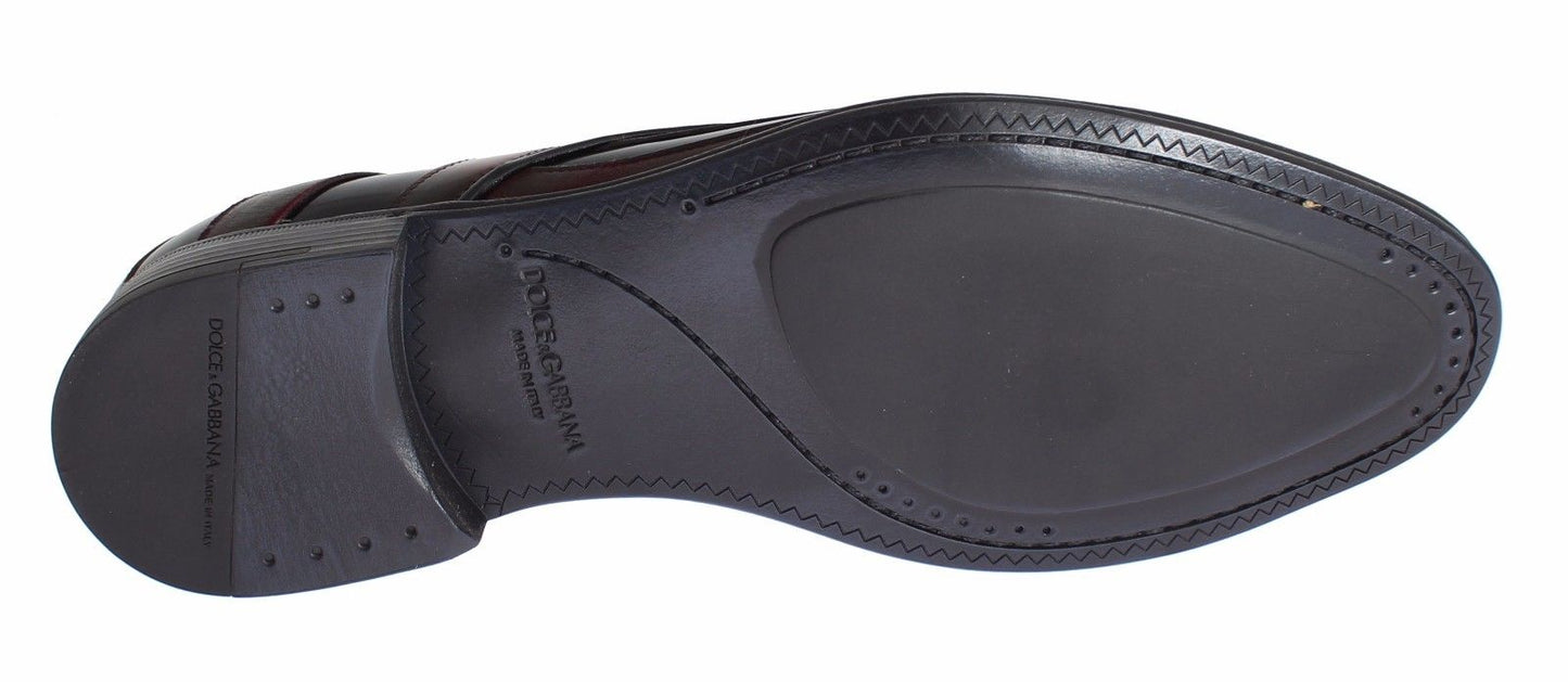 Elegantes zapatos de vestir de cuero con rayas burdeos negras