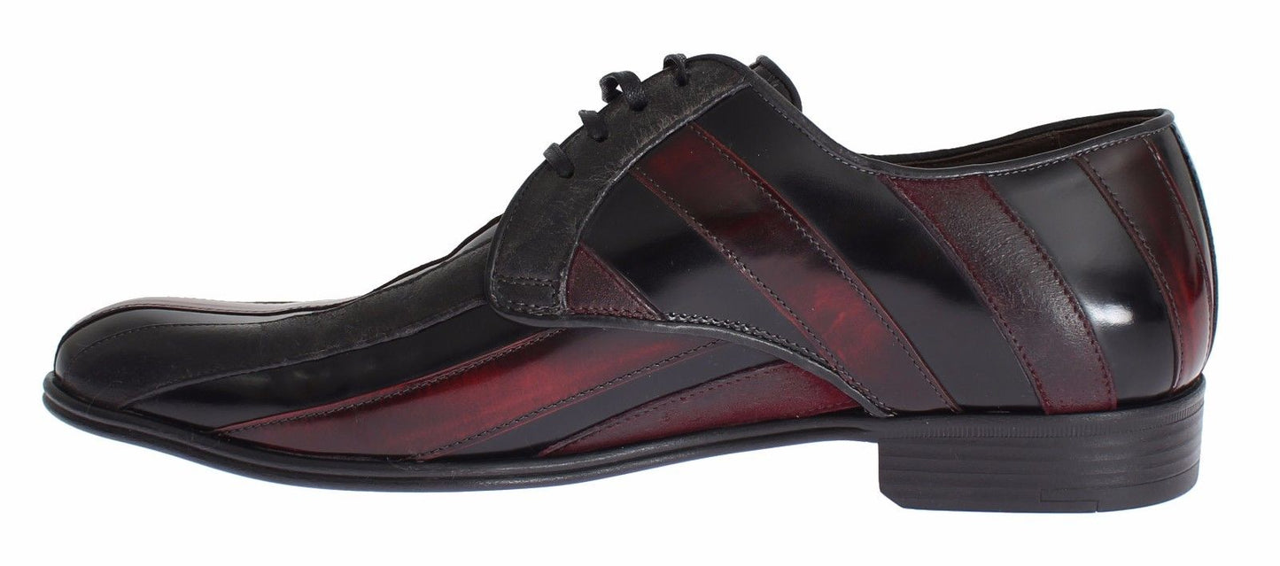 Elegantes zapatos de vestir de cuero con rayas burdeos negras