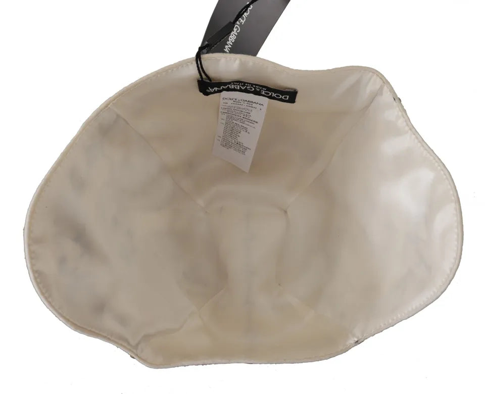Sombrero con broche de camafeo bordado en lana blanca y negra