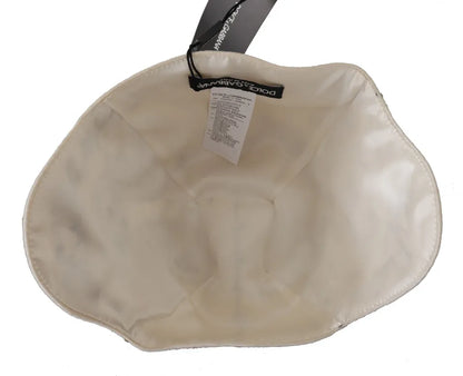 Sombrero con broche de camafeo bordado en lana blanca y negra
