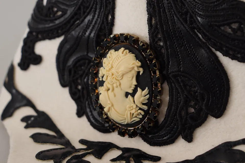 Sombrero con broche de camafeo bordado en lana blanca y negra