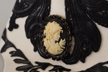Sombrero con broche de camafeo bordado en lana blanca y negra