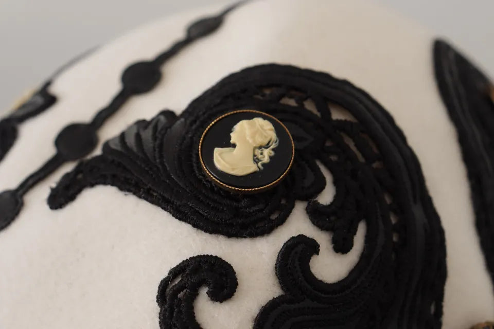 Sombrero con broche de camafeo bordado en lana blanca y negra
