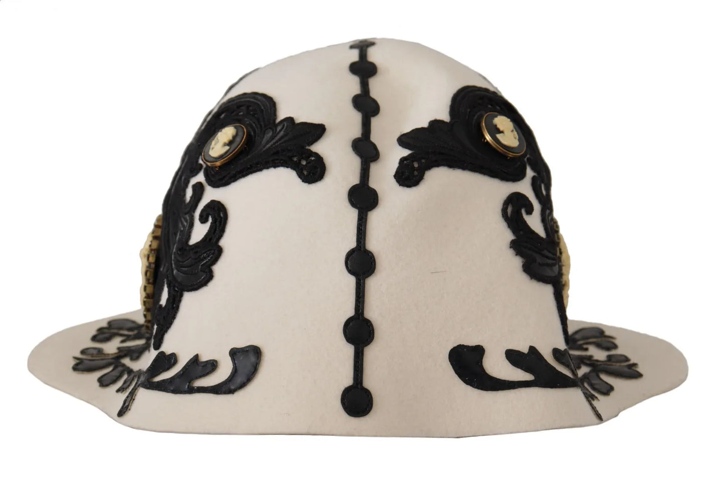 Sombrero con broche de camafeo bordado en lana blanca y negra