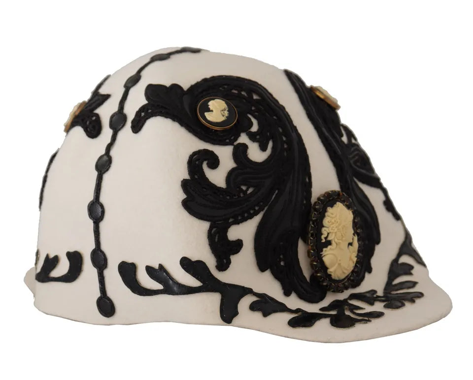 Sombrero con broche de camafeo bordado en lana blanca y negra