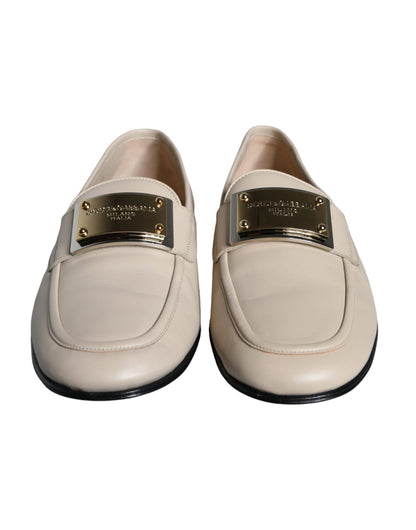 Mocasines de cuero beige con placa de logotipo para hombre