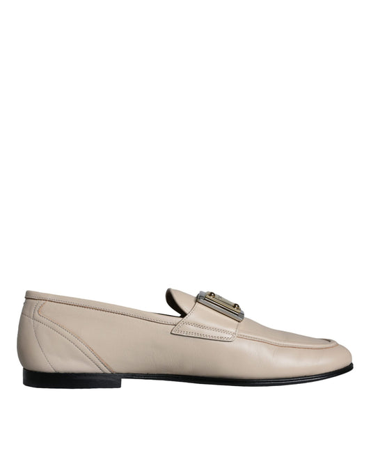 Mocasines de cuero beige con placa de logotipo para hombre