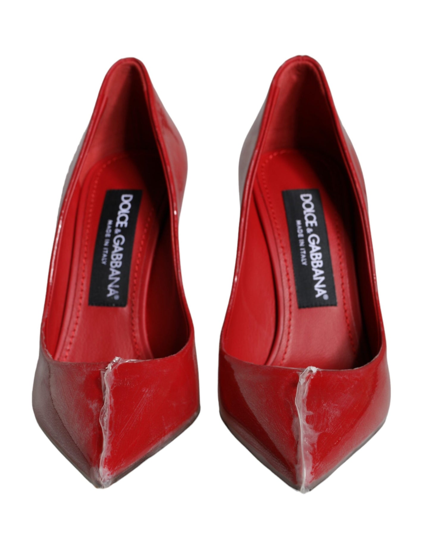 Zapatos de tacón con perlas sintéticas y charol rojo