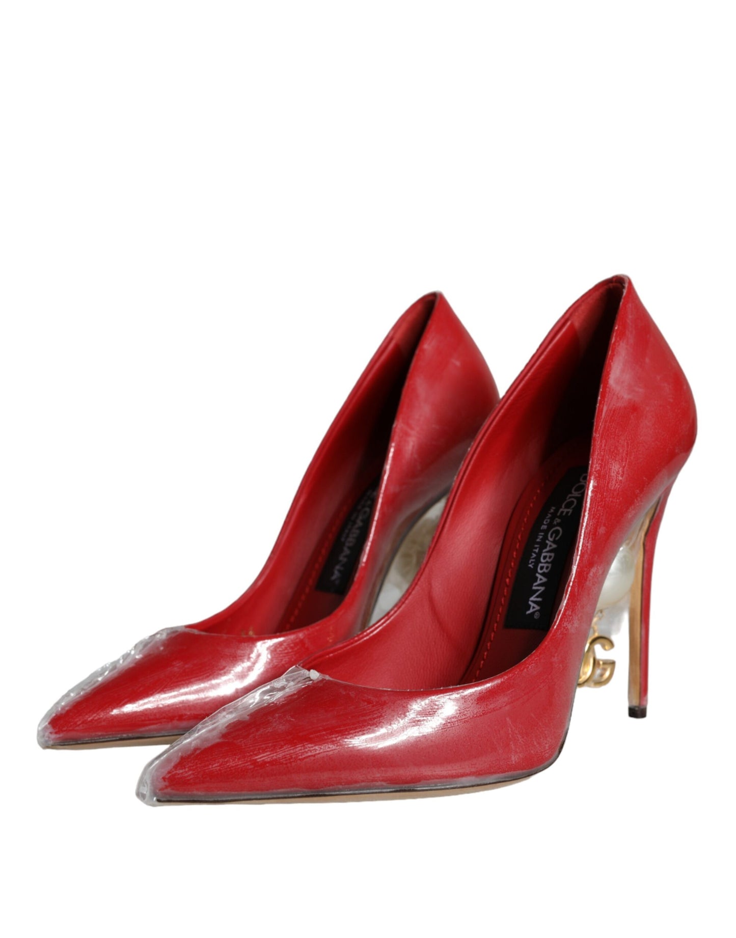 Zapatos de tacón con perlas sintéticas y charol rojo