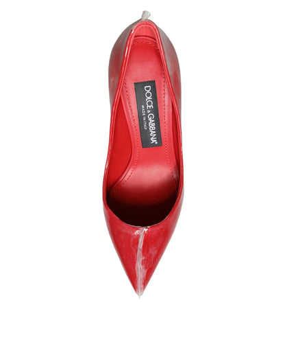 Zapatos de tacón con perlas sintéticas y charol rojo