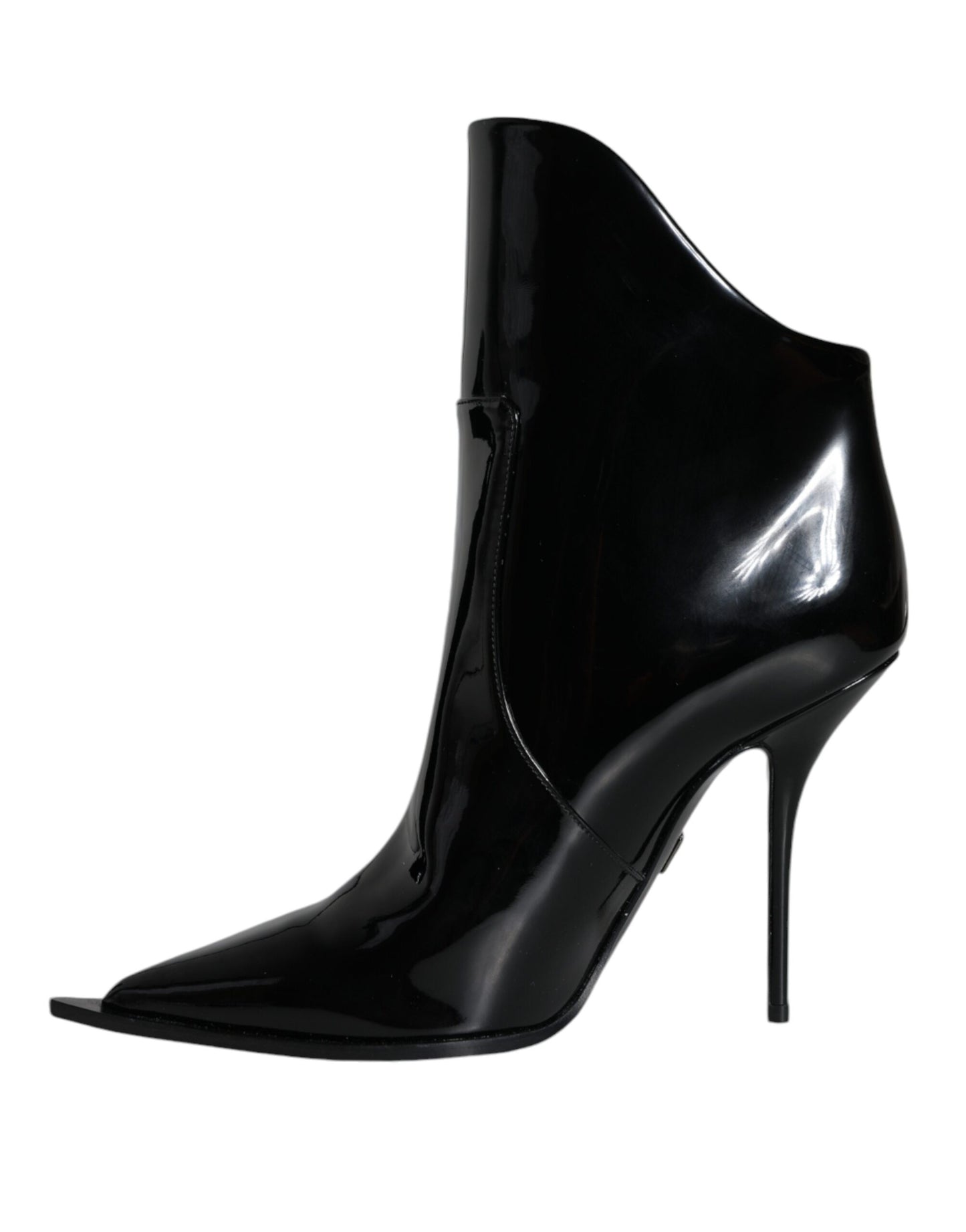 Botines puntiagudos de charol negro