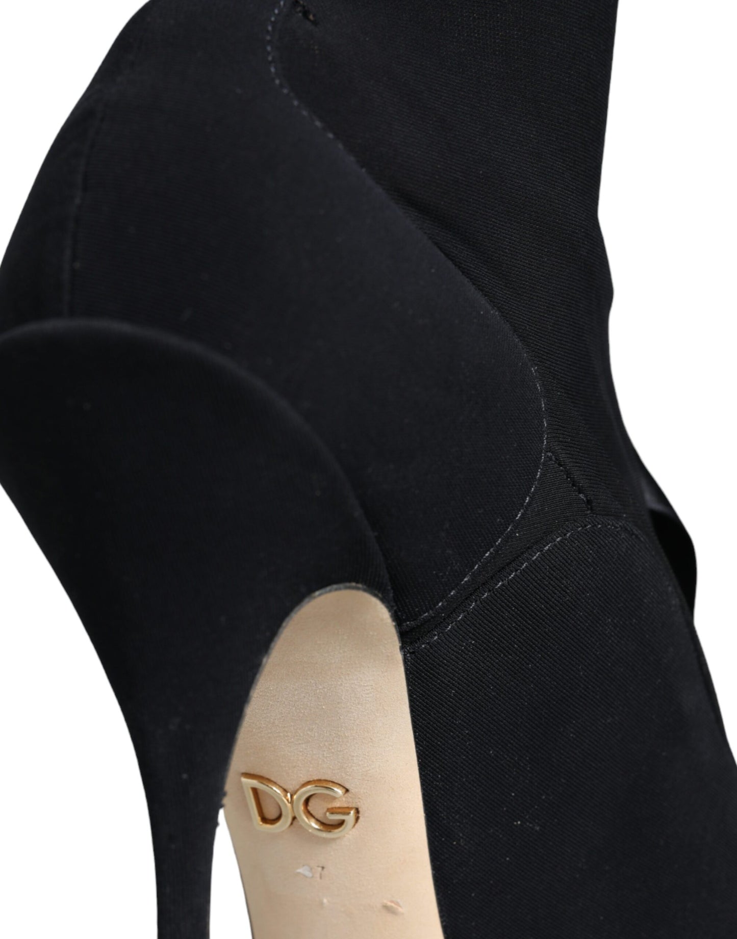 Botas negras de tacón de aguja a media pantorrilla