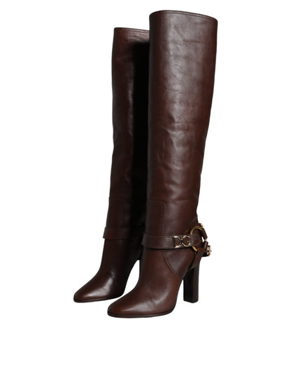 Botas altas de cuero marrón con logo dorado