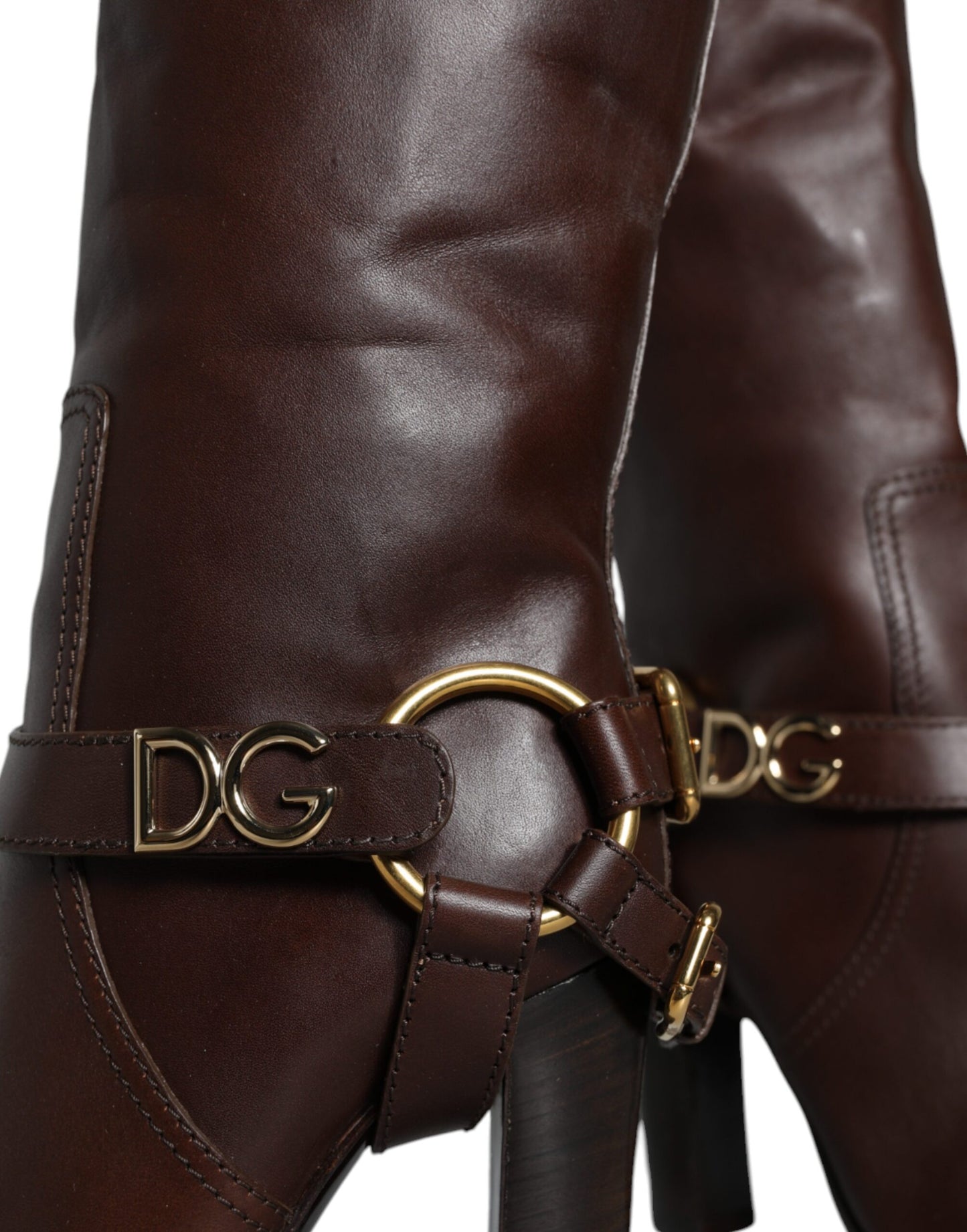 Botas altas de cuero marrón con logo dorado